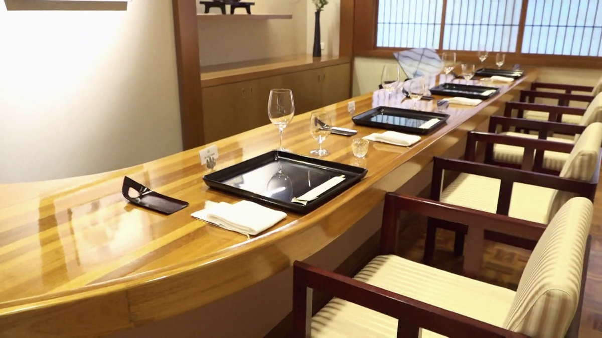 “天ぷらバー”と呼ばれる大使館内のレストラン