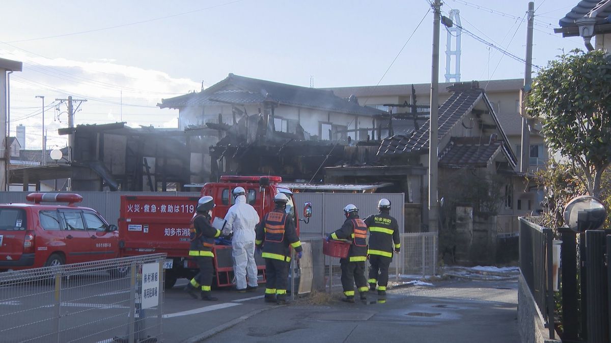 住宅火災　焼け跡から２人の遺体　住民の親子か　愛知・知多市