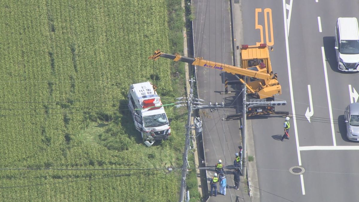 救急車が乗用車と衝突し、道路脇の田んぼに転落　患者など合わせて５人がけが　三重・鈴鹿市