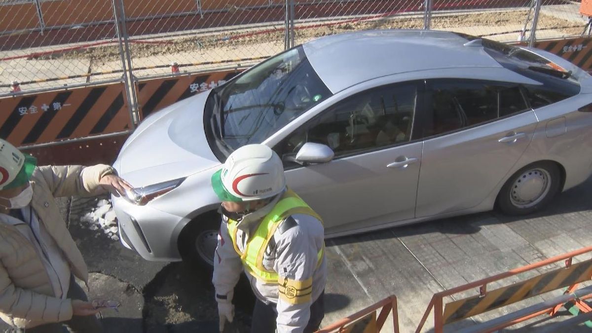 道路が陥没し乗用車がはまる事故　左前輪がはまるも撤去　運転していた男性は車から出ていてけが人なし　隣の車線で老朽化した水道管を更新する工事　名古屋・緑区（６日午前11:45放送）