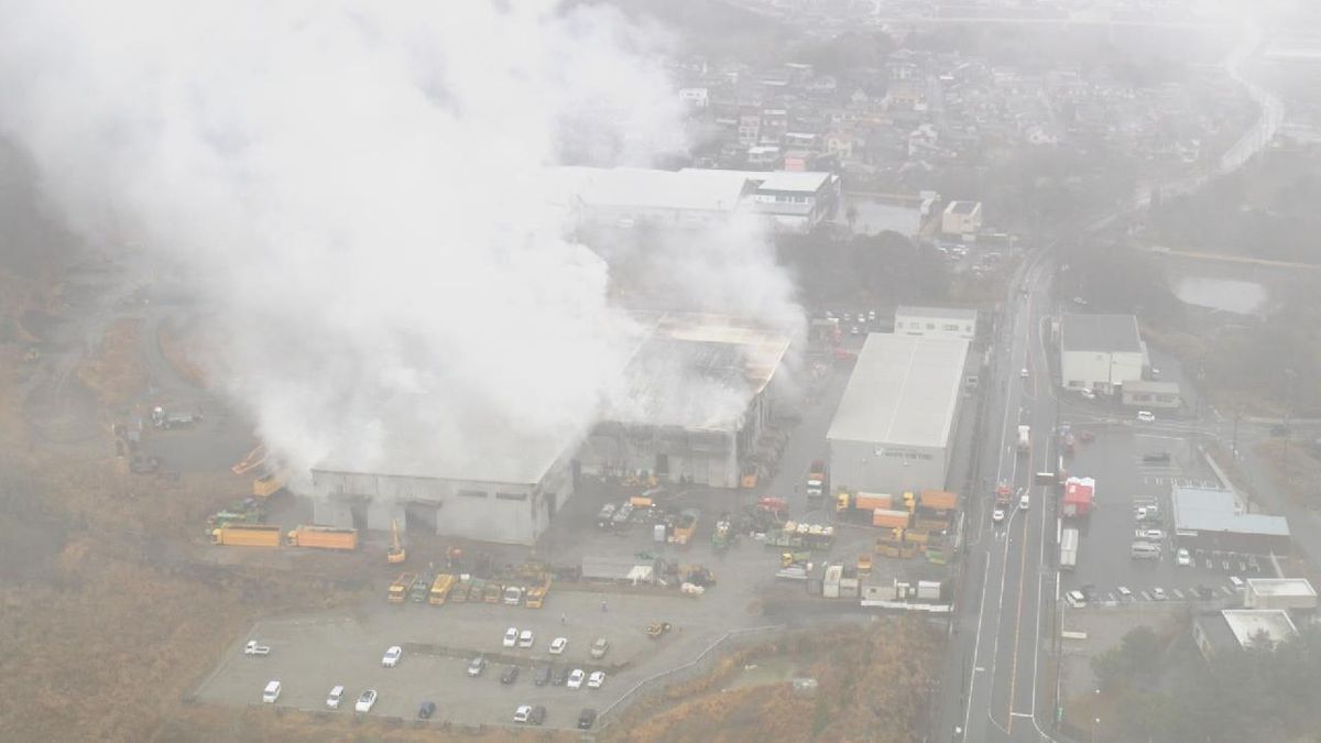  産廃処理工場で火災　通報から半日経過も鎮火のめど立たず　計約6400平方メートルがほぼ全焼　三重・津市（2025/3/4 11:40放送）