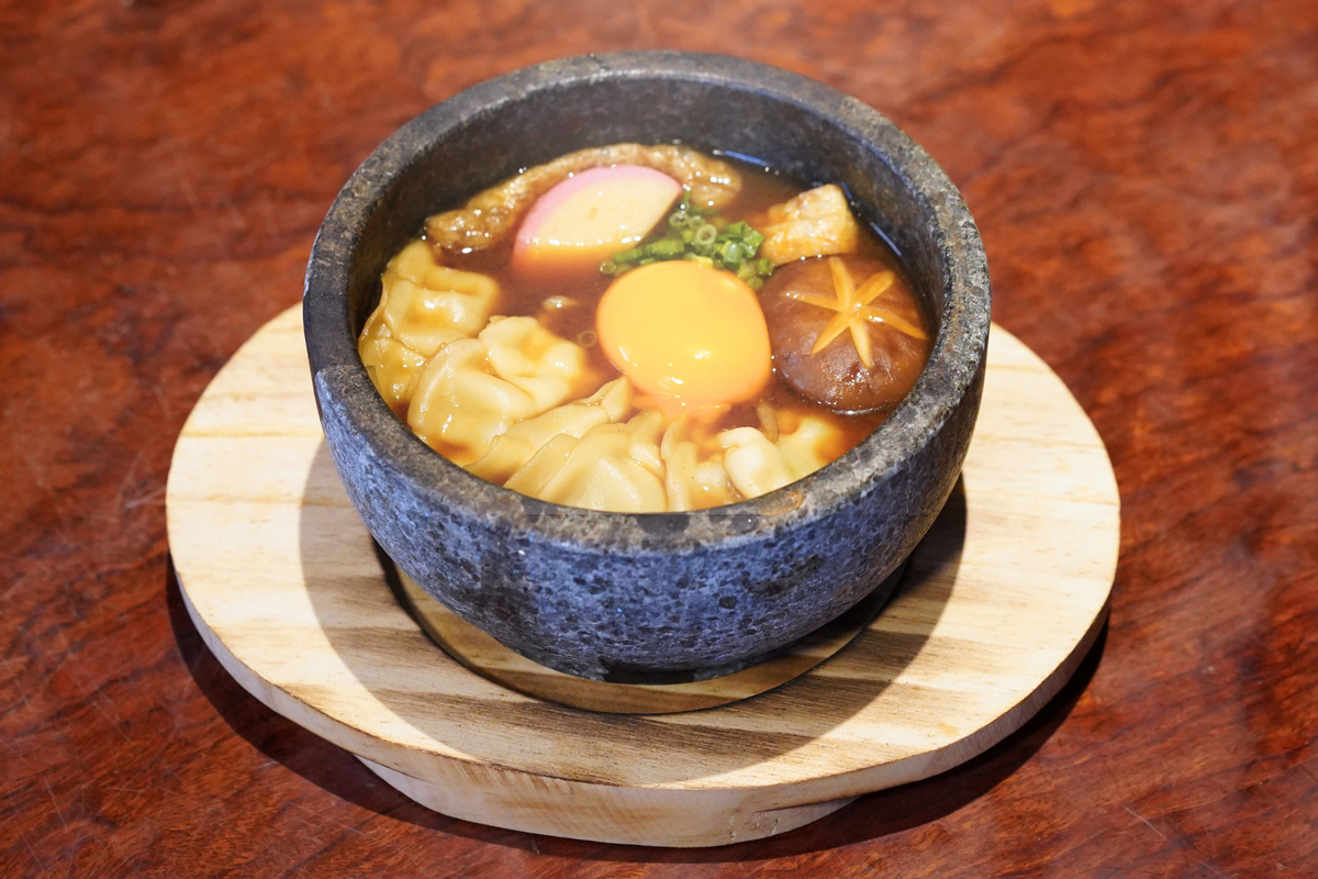 名古屋メシの新定番！？　餃子を八丁味噌で煮込んだ「味噌煮込み餃子」　餃子専門店で提供開始