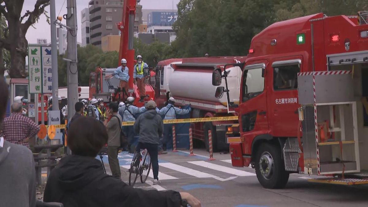 自転車に乗っていた女性がタンクローリーの下敷きに　左折に巻き込まれたか　 事故から約40分後、意識不明の状態で救出、病院に搬送されるも死亡　名古屋・中区