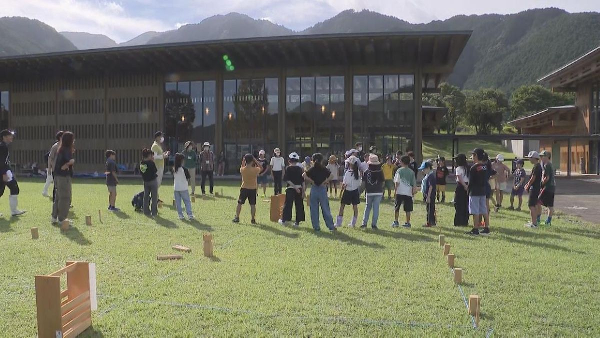 スウェーデン発祥「クッブ」大会　三重・尾鷲市