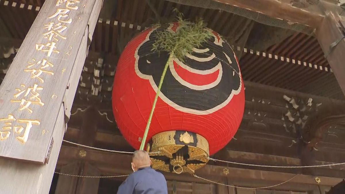 豊川稲荷で新年を迎えるための大掃除「すす払い」　愛知・豊川市