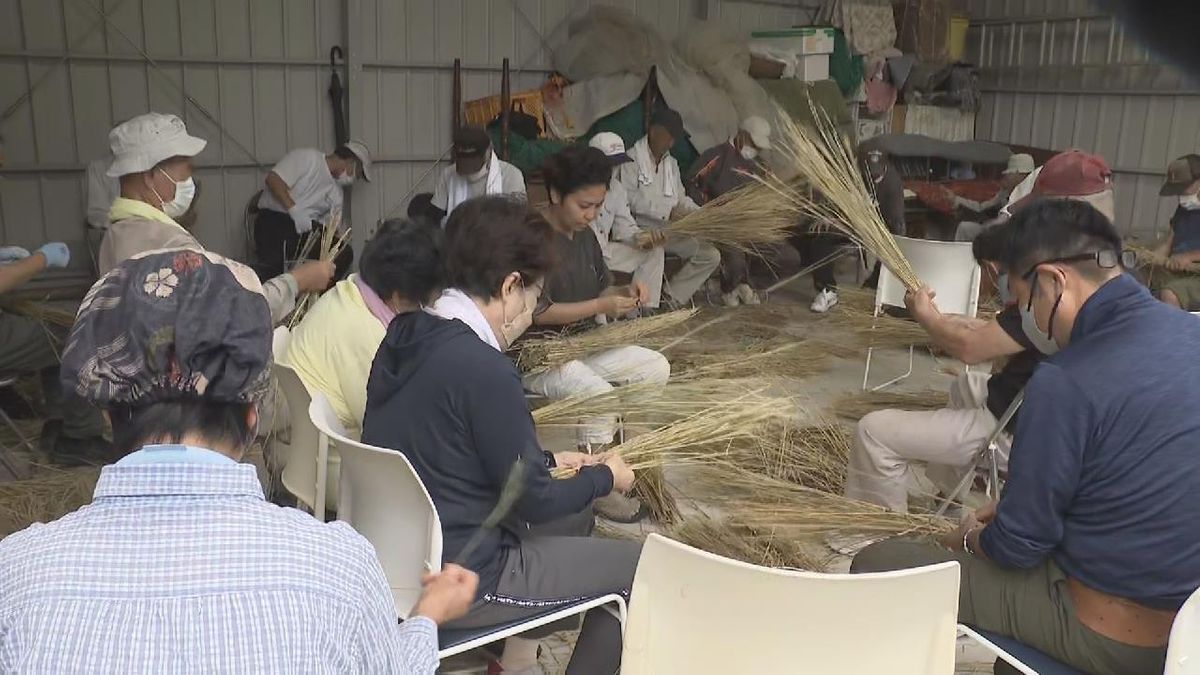 三重県熊野市の世界遺産「花の窟」がある神社で　神事で使う大綱作り