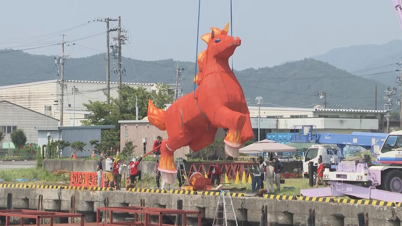きほく燈籠祭」を前に巨大燈籠の組み立て 高さ8メートルの馬が完成
