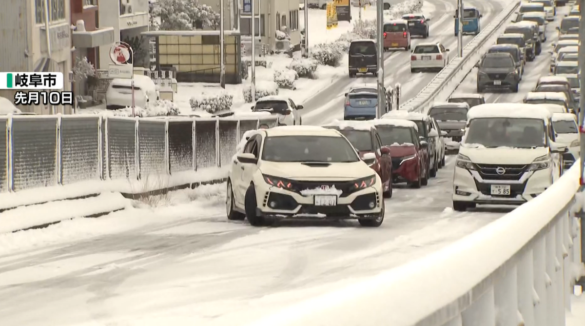 橋を通過する途中で停車した車