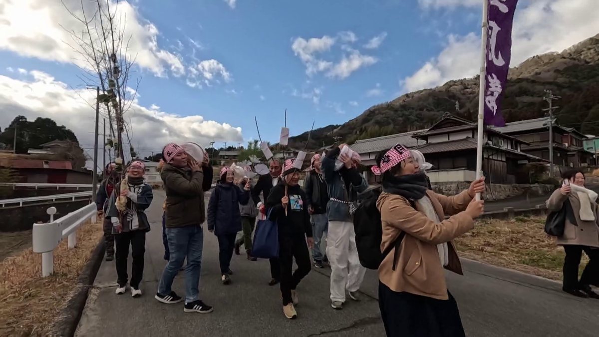 町を練り歩く人たち