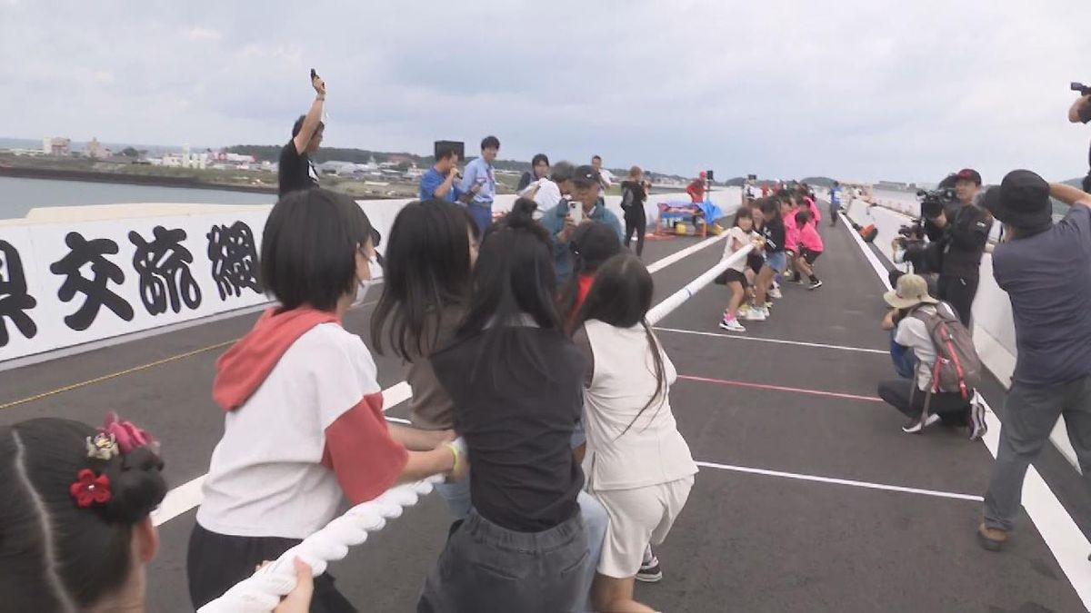 三重県と和歌山県が勝負　県境の橋の上で「綱引き大会」　新宮紀宝道路の開通記念イベント