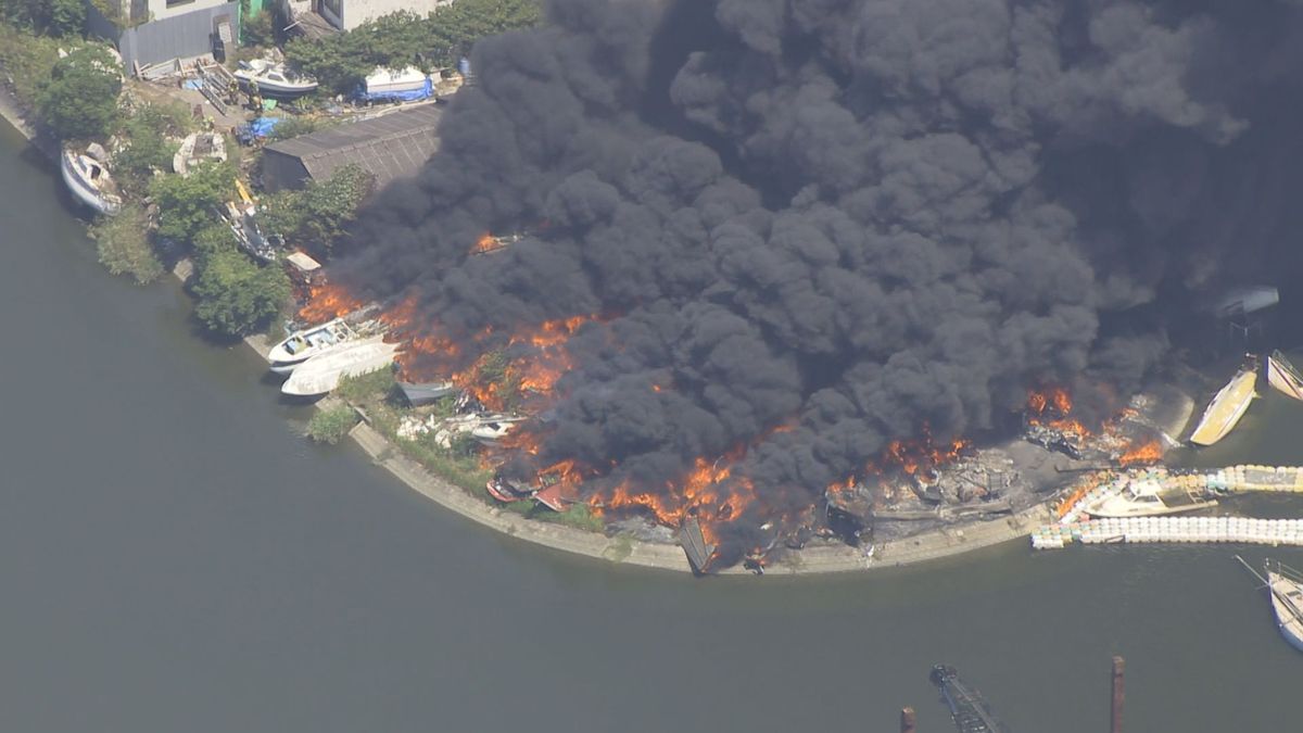 川の中州でボートなどが燃える火事　消火活動続く　愛知・刈谷市