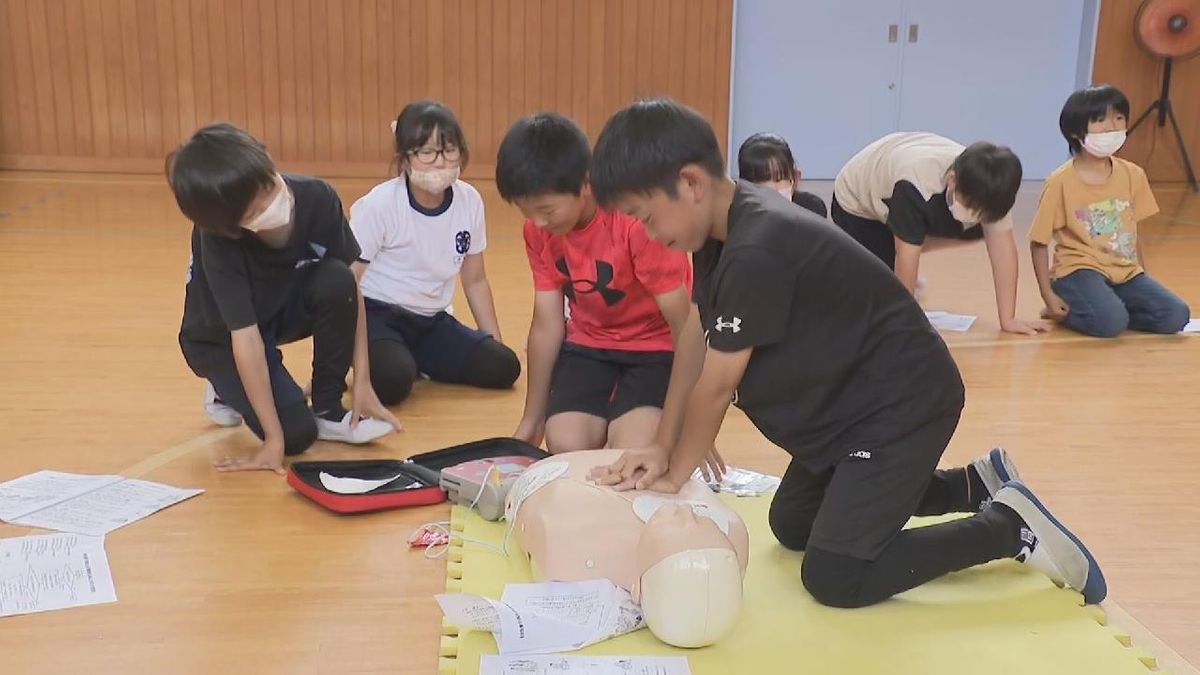 水の事故への備え　小学生が心肺蘇生法などを学ぶ　三重・尾鷲市