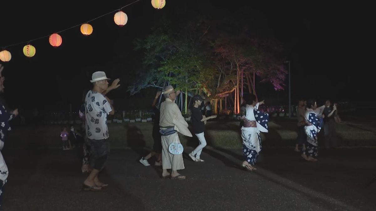 国の天然記念物「淡墨桜」幻想的にライトアップ　地域住民主体の「盆踊り」を初開催　岐阜・本巣市　