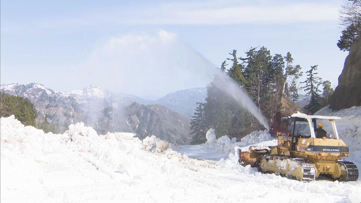 「白山白川郷ホワイトロード」  オープンに向けて除雪作業　岐阜・白川村