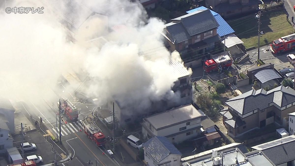 【速報】中川区の住宅で火事　現在も消火活動が続く