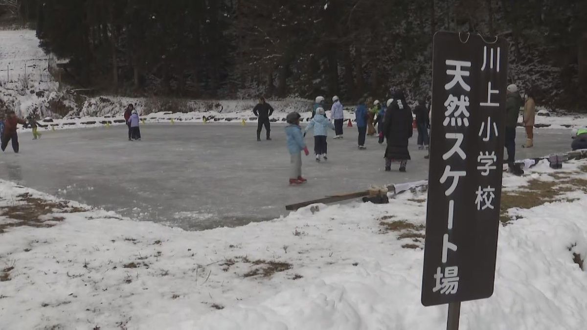 ため池を利用した天然リンクでスケート授業　「滑るのが難しいけれど楽しい」  岐阜・中津川市