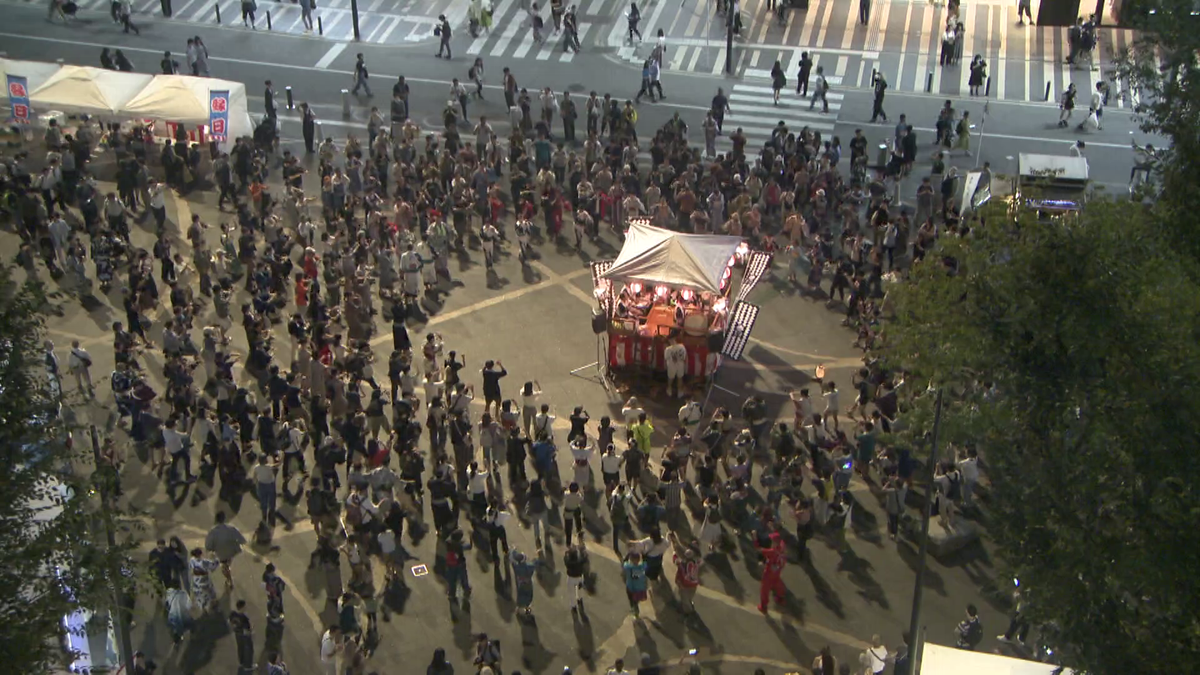 岐阜県郡上市発、“最速ステップ”の盆踊りに池袋が熱狂！2,500人以上の参加者が都会に咲かせた“踊りの渦”　踊り下駄にも興味津々「カランカラン、音をならして歩くのが楽しそう」