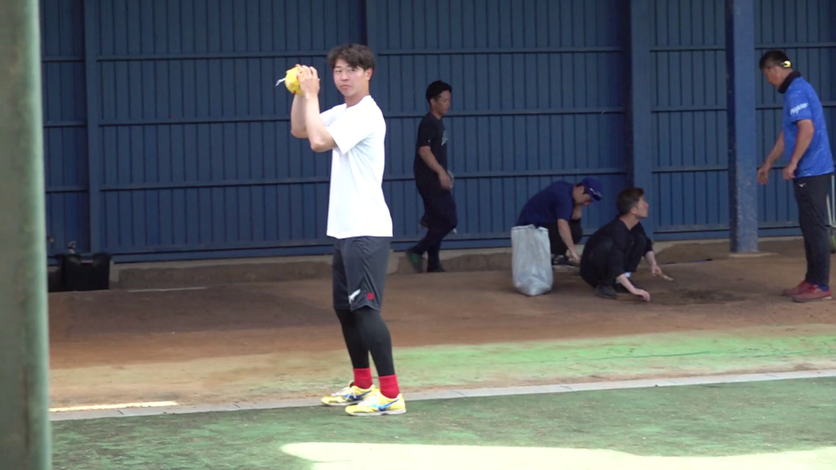 ハンドボールで練習する髙橋投手