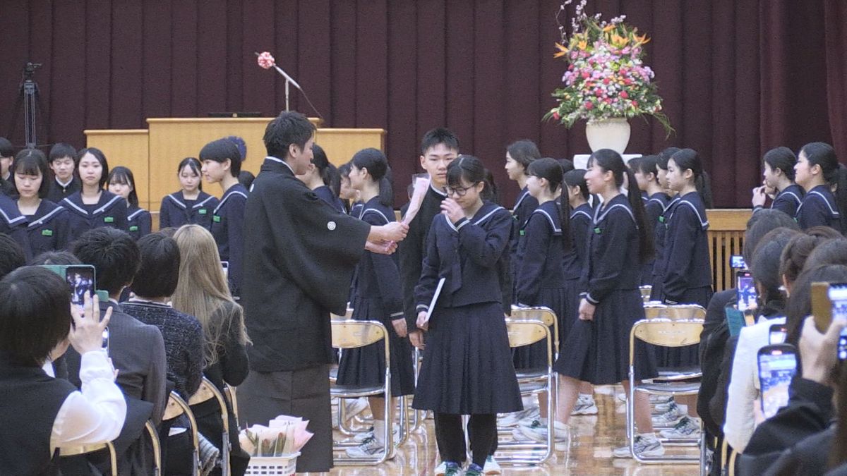 公立の中学校で卒業式　先生や保護者に感謝伝える　県内のおよそ半数で