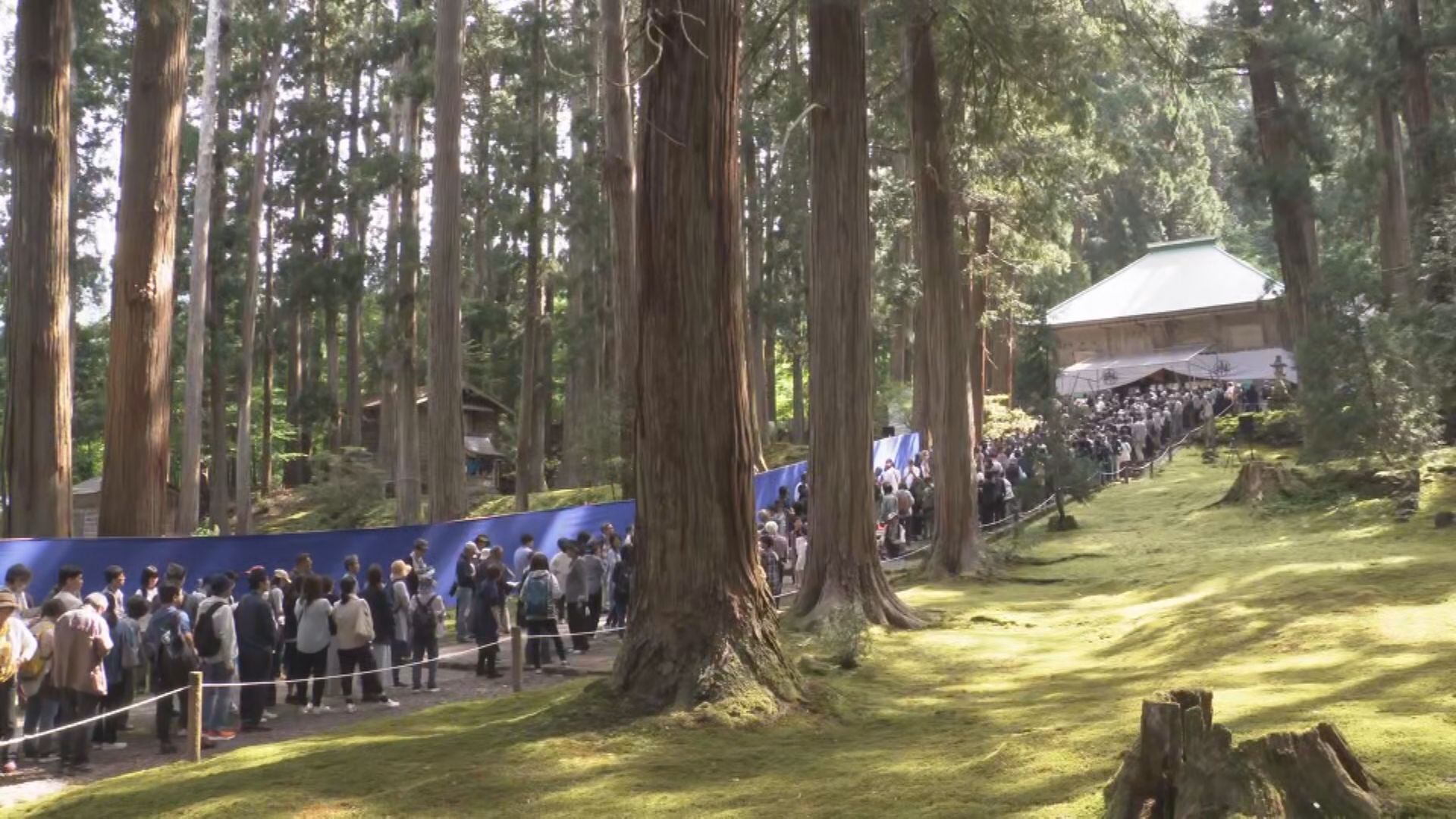 33年ぶり御開帳に大勢の参拝客 ご神体に手を合わす 勝山市 平泉寺白山神社