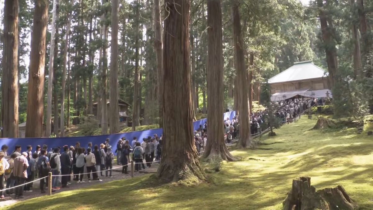 33年ぶり御開帳に大勢の参拝客 ご神体に手を合わす 勝山市 平泉寺白山神社