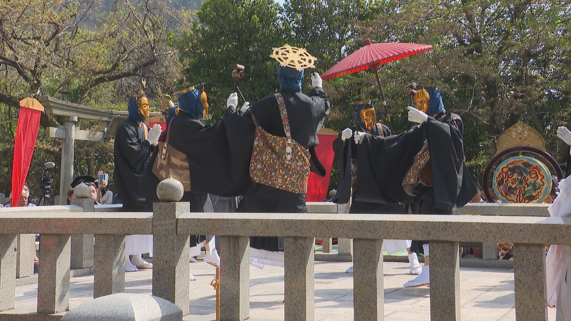 金色の面をつけた男性たちが優雅に舞う 福井市の寺院で糸崎の仏舞を奉納