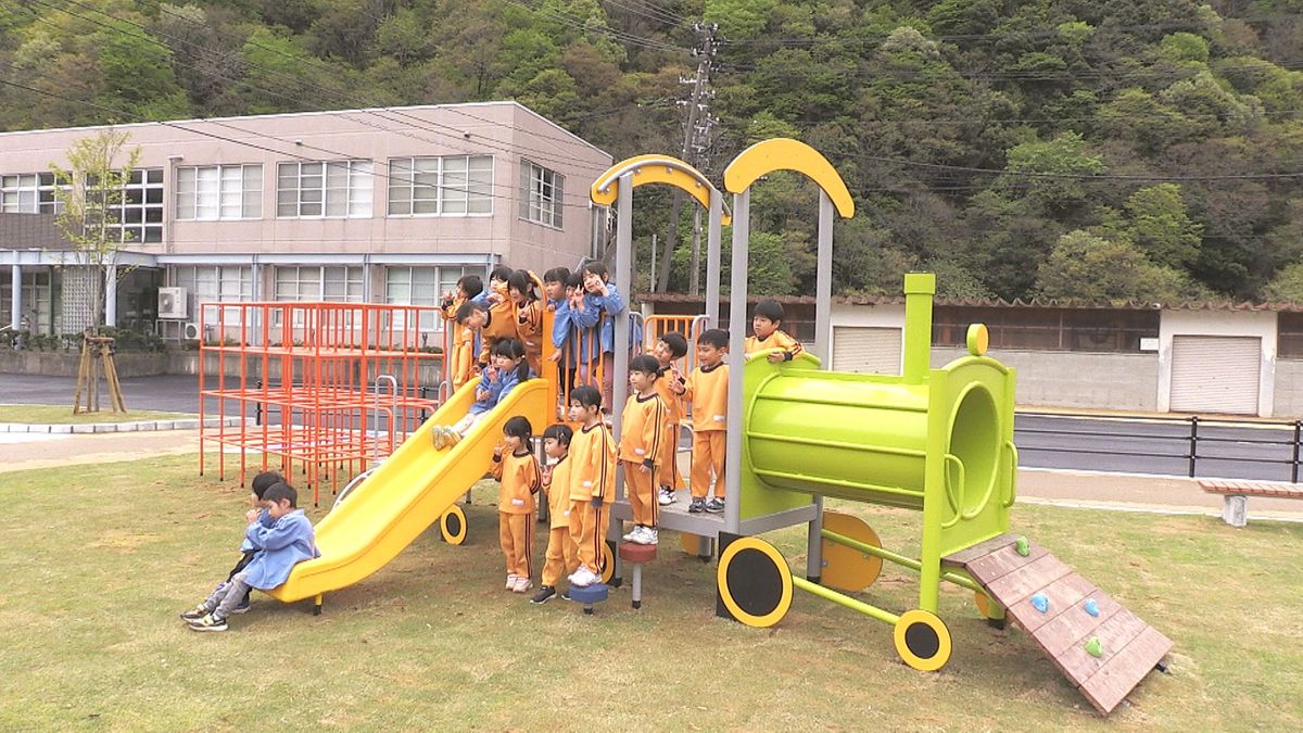 鉄道の町 今庄に蒸気機関車をイメージした遊具備えた遊び場完成 幅広い年代の町民集う場に