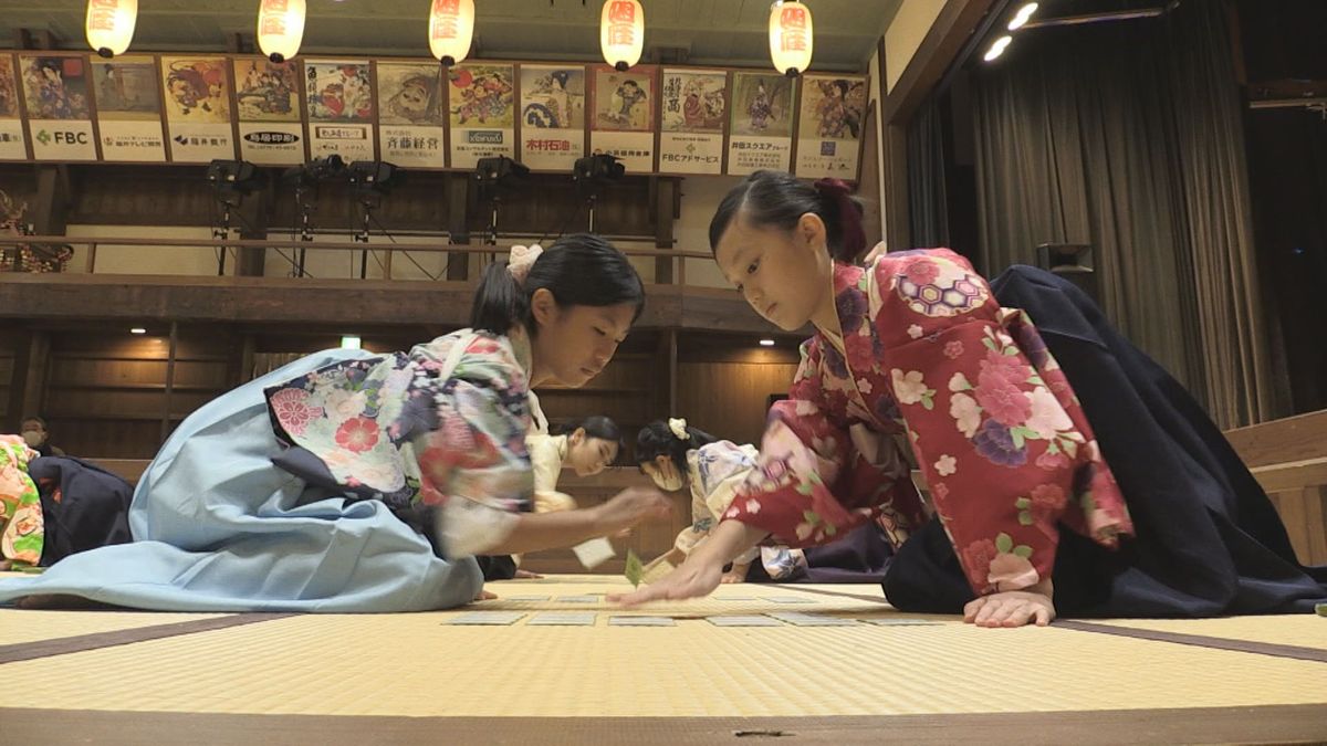 正月恒例のかるた始め 正装して札を取りあう 今年1年の精進と活躍を誓う 小浜市のまちの駅・旭座