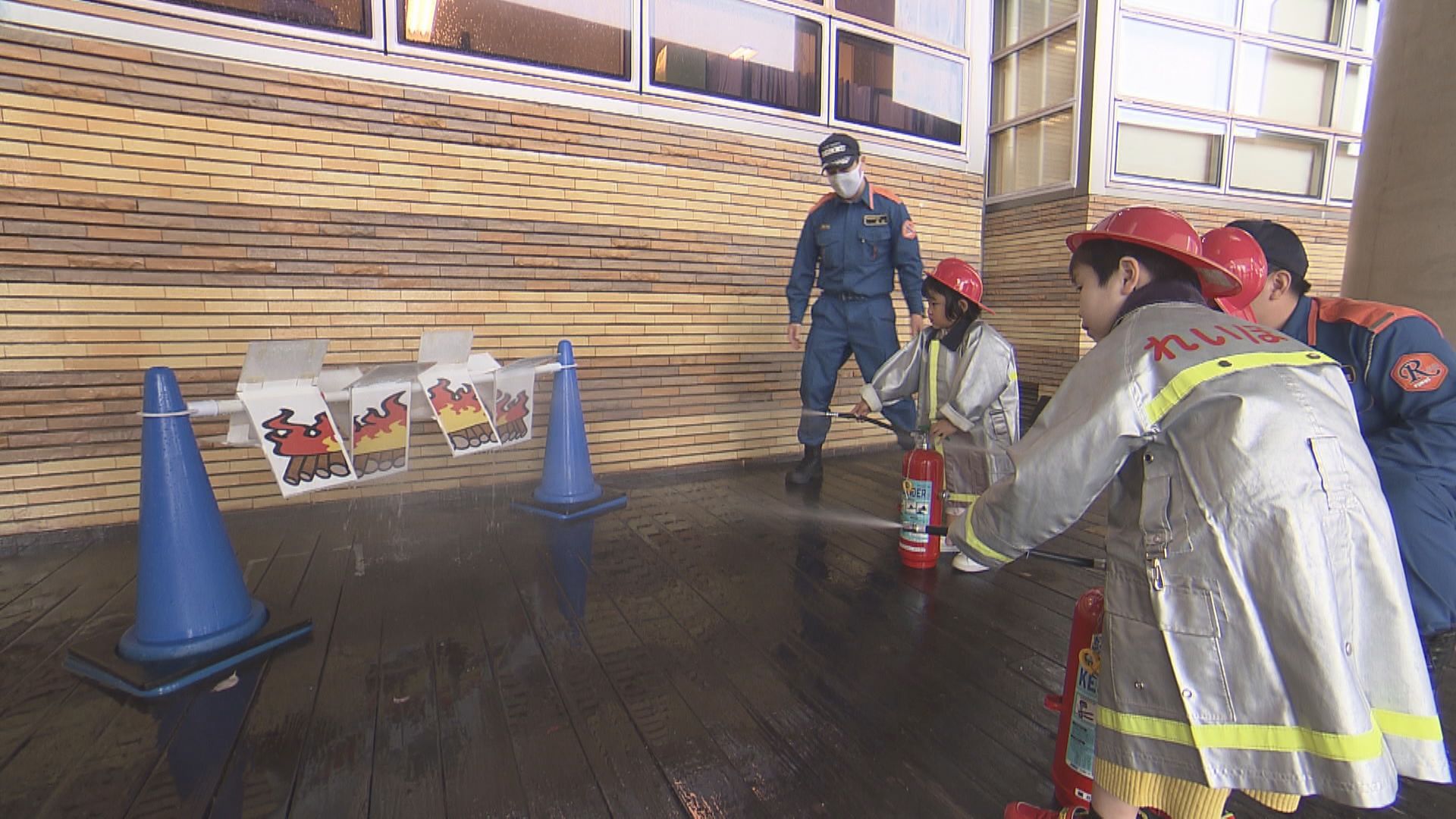 仕事体験で大人顔負けの姿も　親子の絆深める「かぞくデイ」　坂井市･エンゼルランドふくい　消防士や介護福祉士になりきる