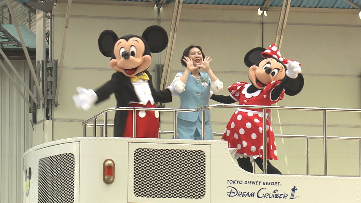 北陸新幹線の県内開業1周年にディズニーキャラクターが祝福　パレードに8万人の熱い声援　福井の春を華やかに彩る