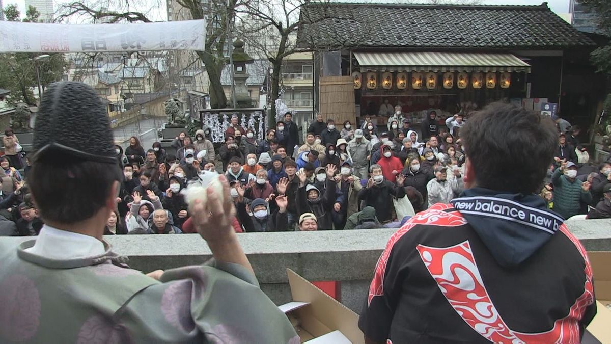「十日えびす」に強運をつかめ！　餅まきで4000個舞う　福井市･西宮恵比須神社