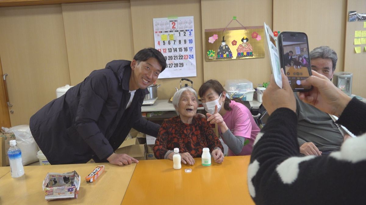 サッカー元日本代表GK　権田修一選手が勝山市の福祉避難所に　被災者らに笑顔届ける