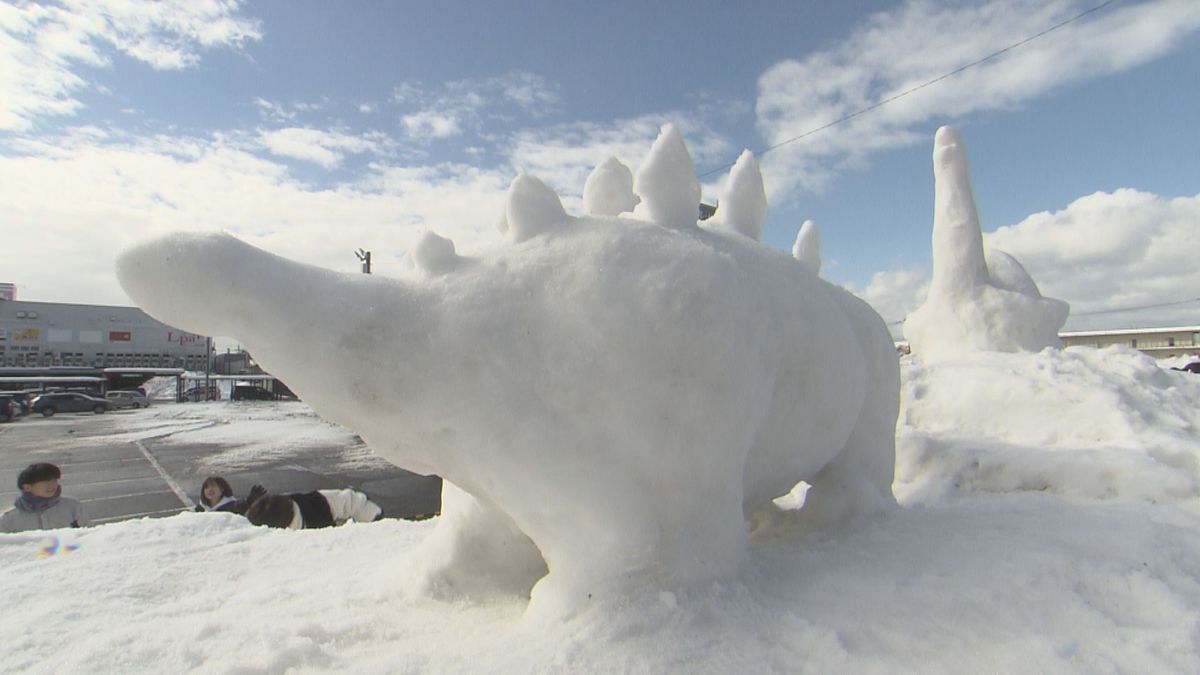 厄介者の雪山が…人気の恐竜に大変身　県立大学生が手作り　福井市･エルパの駐車場　買い物客らに人気