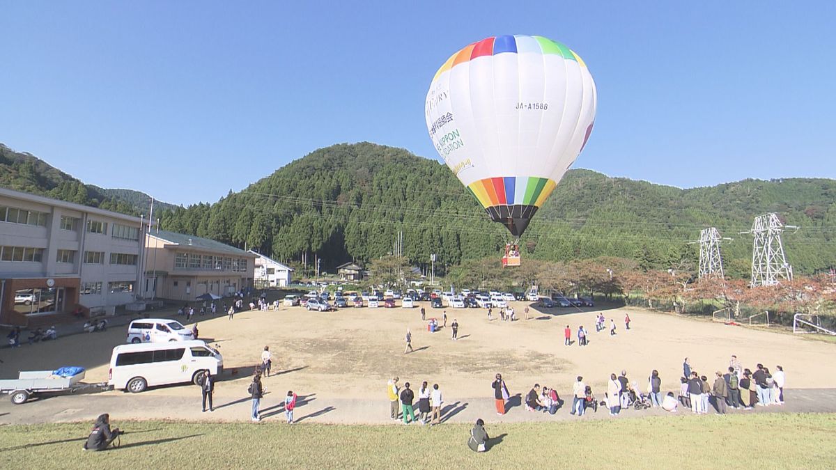 熱気球体験「飛んでるよ」　上空10メートルからの眺めを満喫　里山は色づき始める　車いすやバギーのまま搭乗OK　坂井市丸岡町･竹田地区