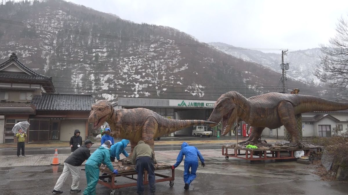 恐竜親子が大野市和泉の道の駅に戻る 国道の土砂崩れ影響で岐阜方面からの観光客は激減