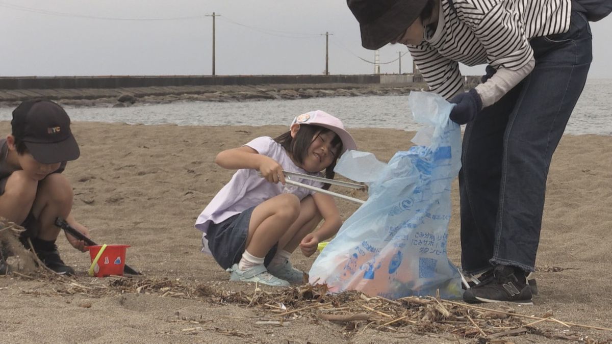 海開きを前に坂井市のビーチを清掃！　地元企業やサーファーが取り組む　1時間で45ℓポリ袋50袋分集める　