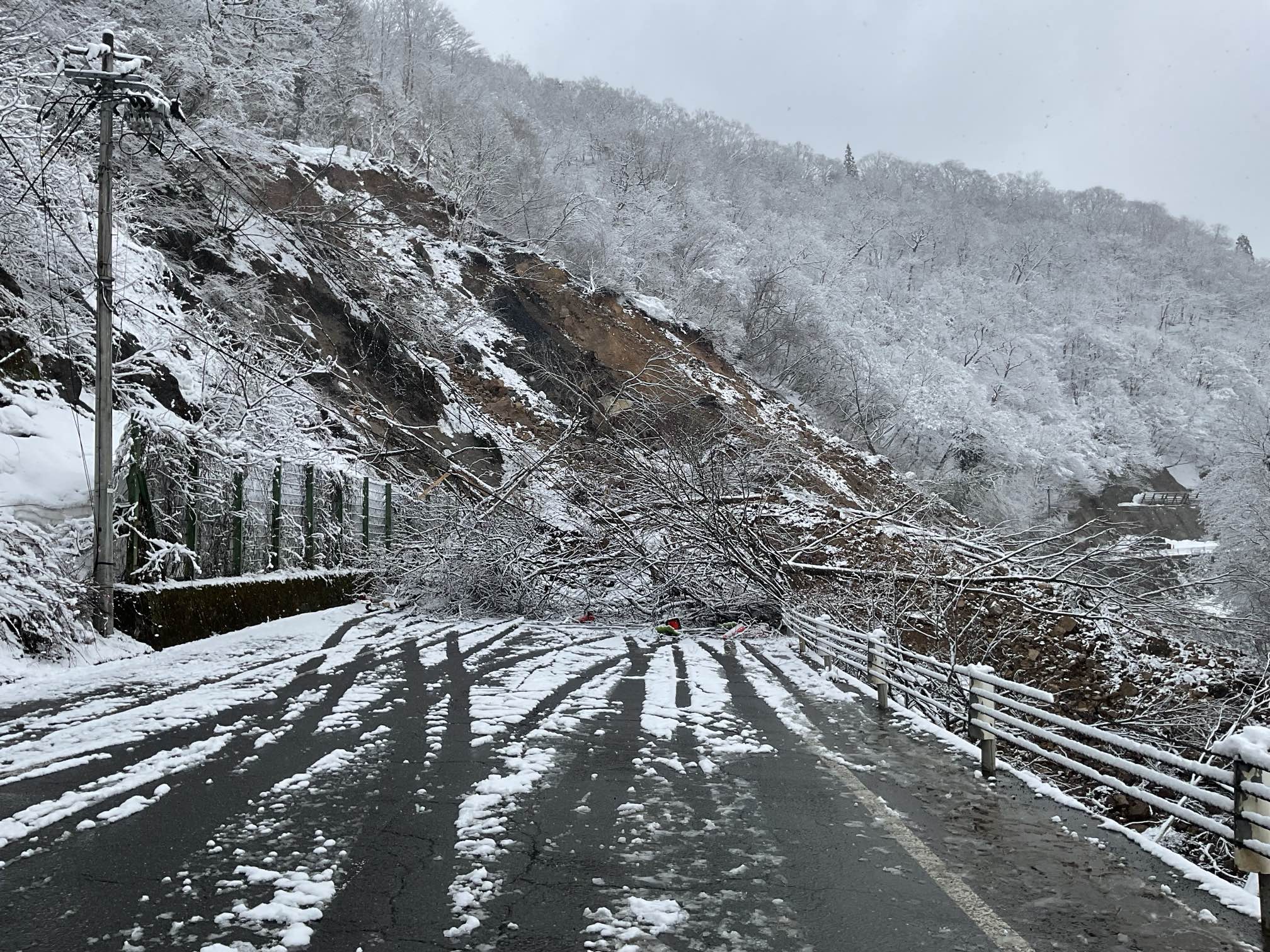 国道158号が大野市和泉地区で大規模土砂崩れ 通行止めに 岐阜県と往来