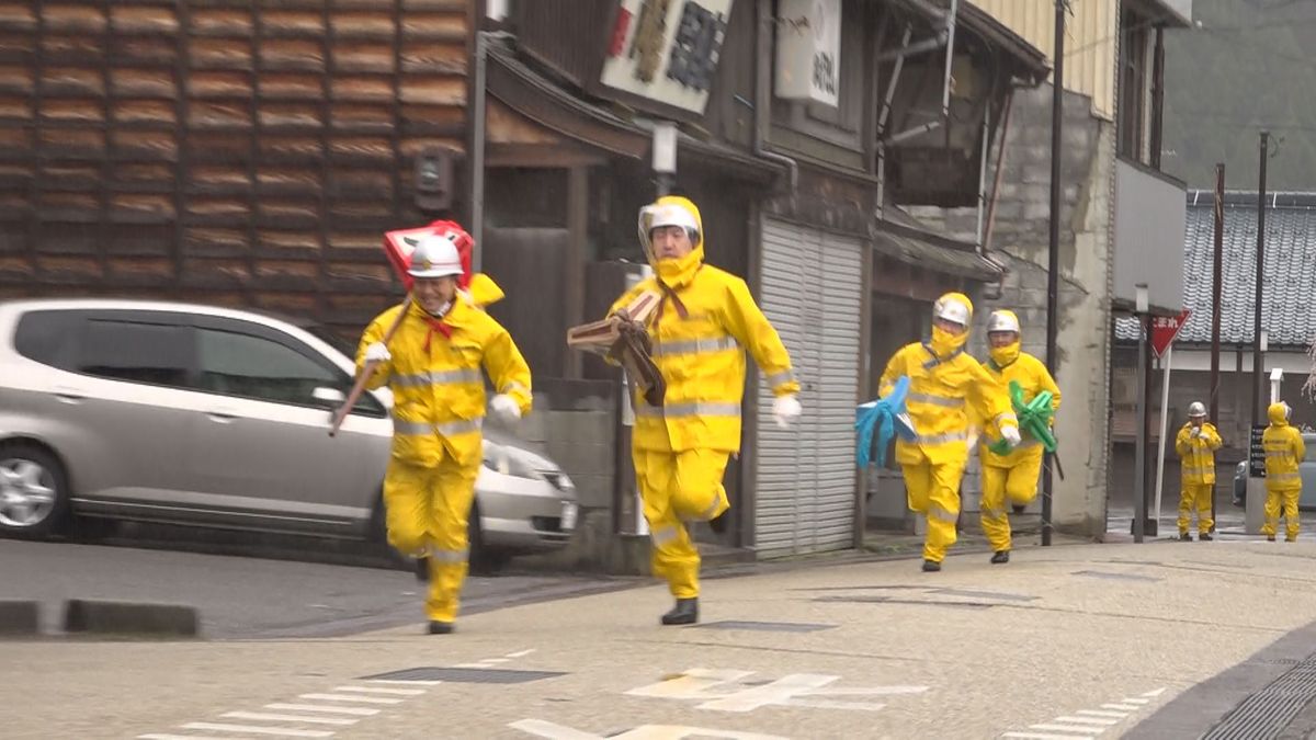 まとい片手に疾走 雨の中、勝山伝統の「走りやんこ」 防火への意識を高める