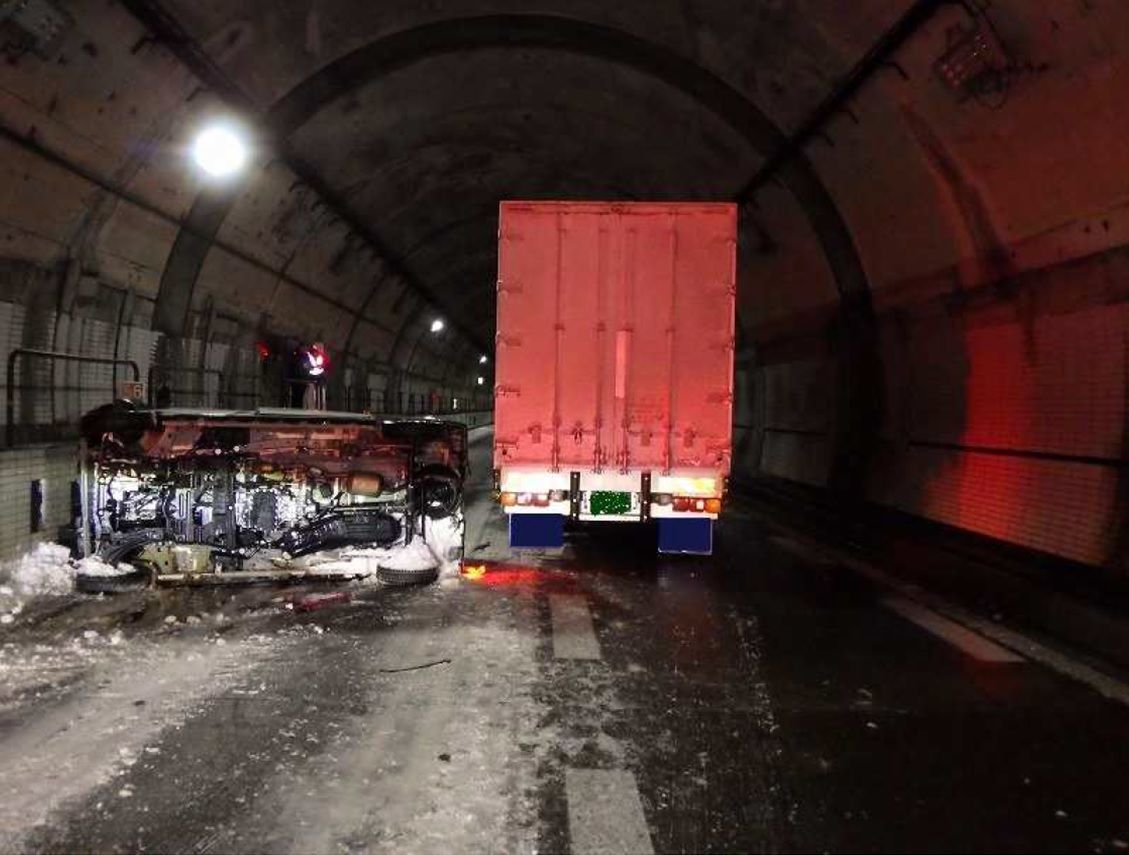 北陸自動車道のトンネルでスリップ 横転した軽ワゴン車に大型トラックが追突 ワゴン車運転の52歳男性が死亡 