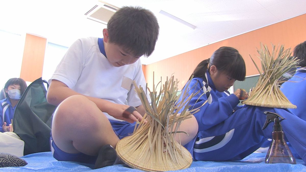 児童が越前菅笠づくりに挑戦　地元の伝統の手仕事に親しむ　昭和のピーク時に年間35万枚生産、現在は200枚　