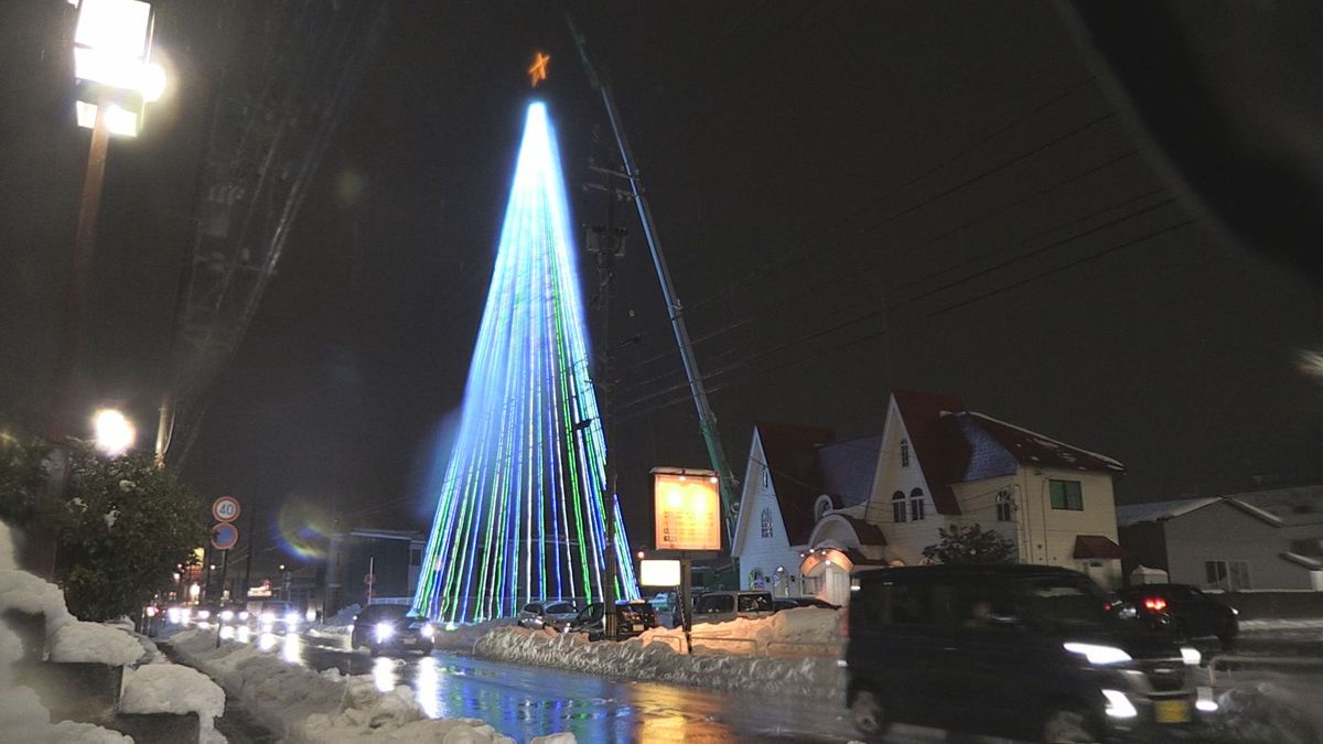 建設用のクレーンで吊るされた高さ35メートルの巨大電飾ツリー登場　夜空照らしクリスマスムード盛り上げ