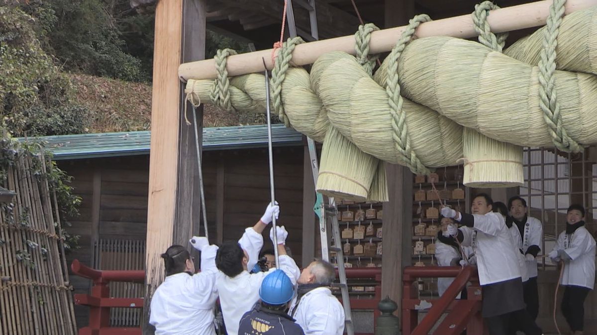 重さ250キロ 恒例の巨大しめ縄の掛け替え 「穏やかな1年に」願いを込めて 出雲大社福井分院(福井市)