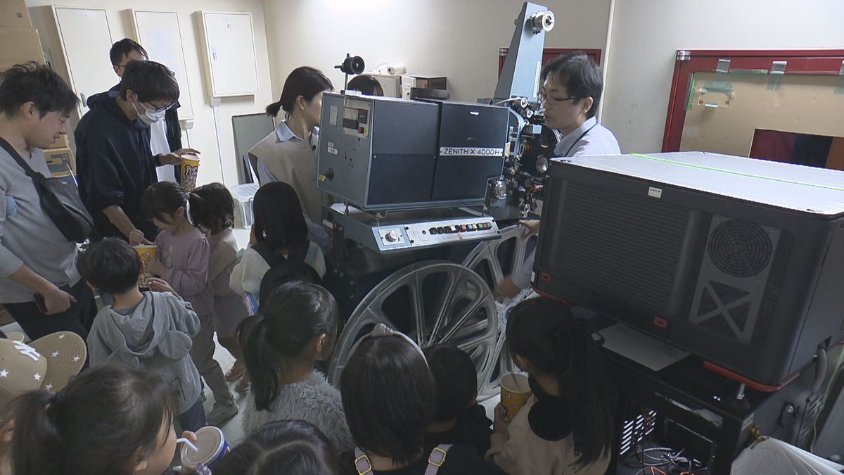 映画館の裏側に潜入　親子対象の映画館見学ツアー　若い世代が映画の魅力を体感