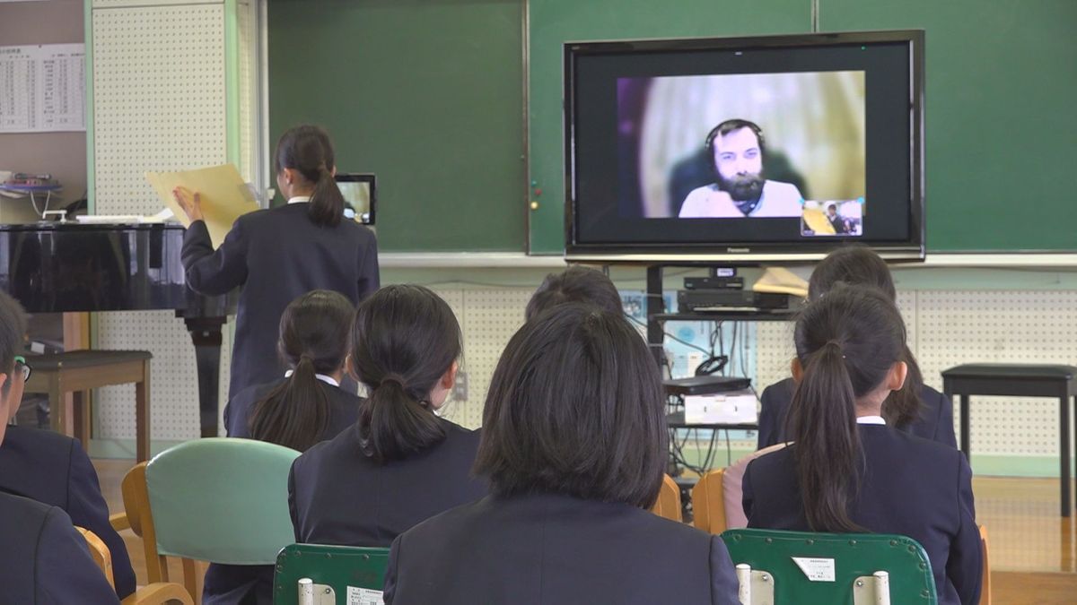 海外と日本の文化の違い学ぶ ルーマニアの男性とオンライン交流 福井市･六条小学校