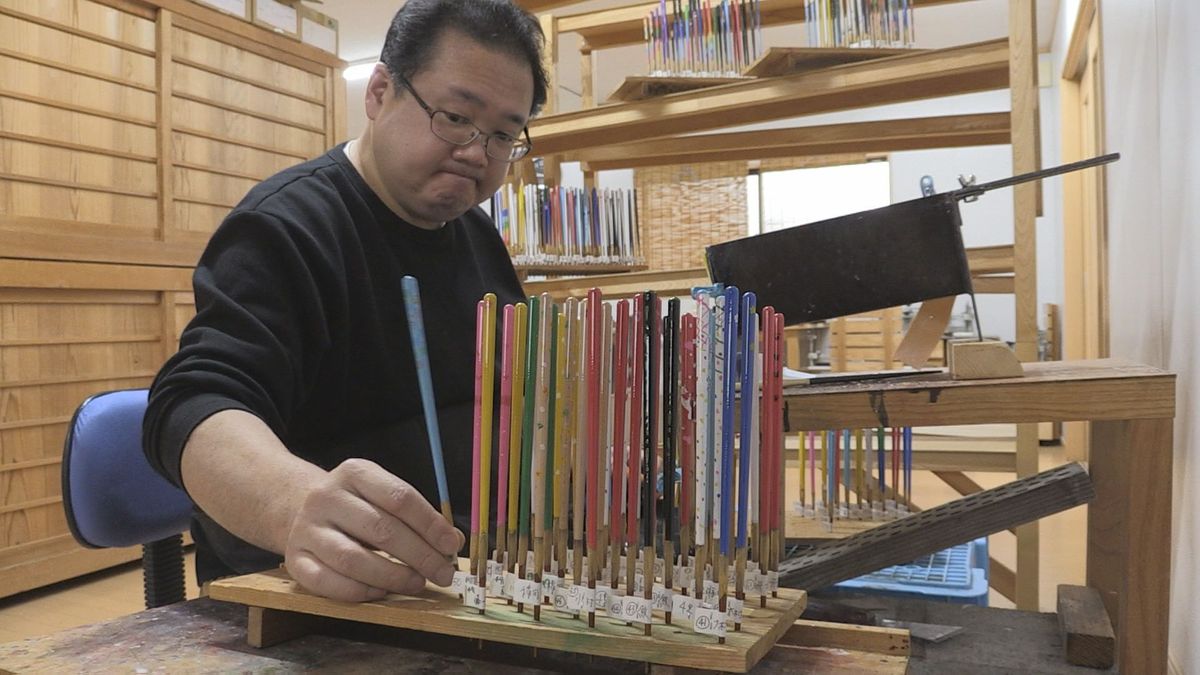世界に一膳のオリジナル箸　子どもたちが描く、花や将棋の駒　職人の仕上げ作業ピーク