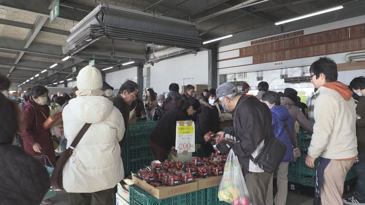 市場価格の半額で販売 小浜市総合卸売市場でマルシェ 規格外野菜や賞味期限が近い水産加工品など並ぶ フードロス削減へ 来場者は当初の2倍に