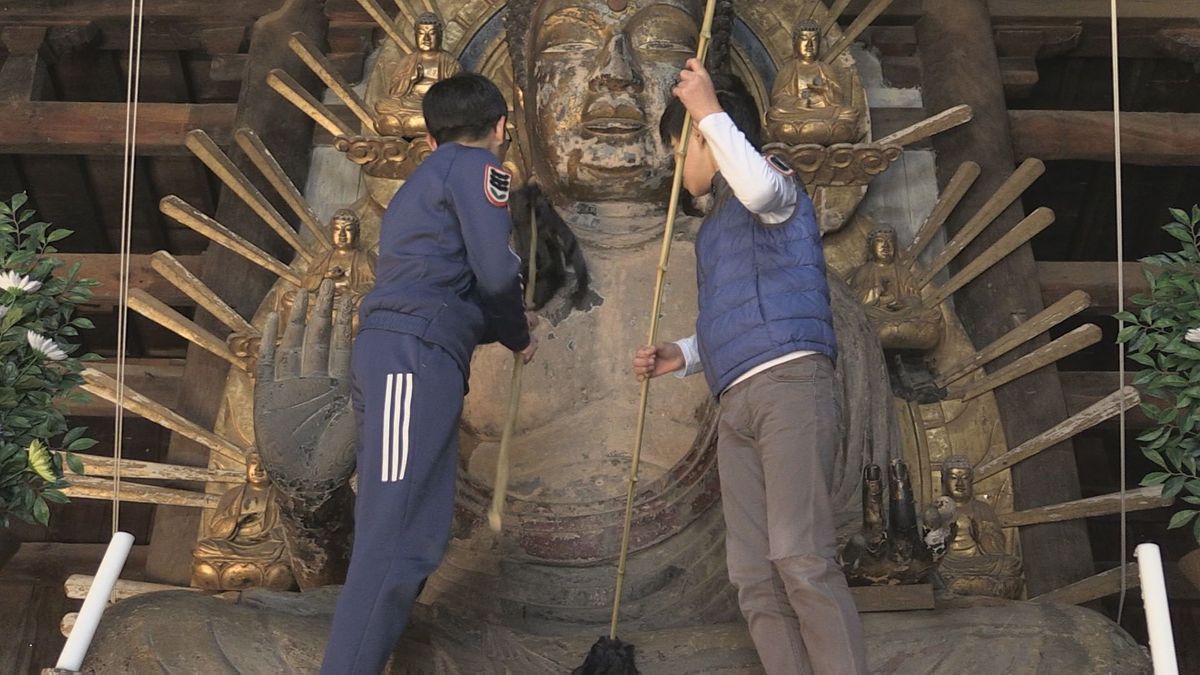 小浜市・国分寺で子どもたちが年末恒例“すす払い” 地域の宝である文化財に愛着を深める