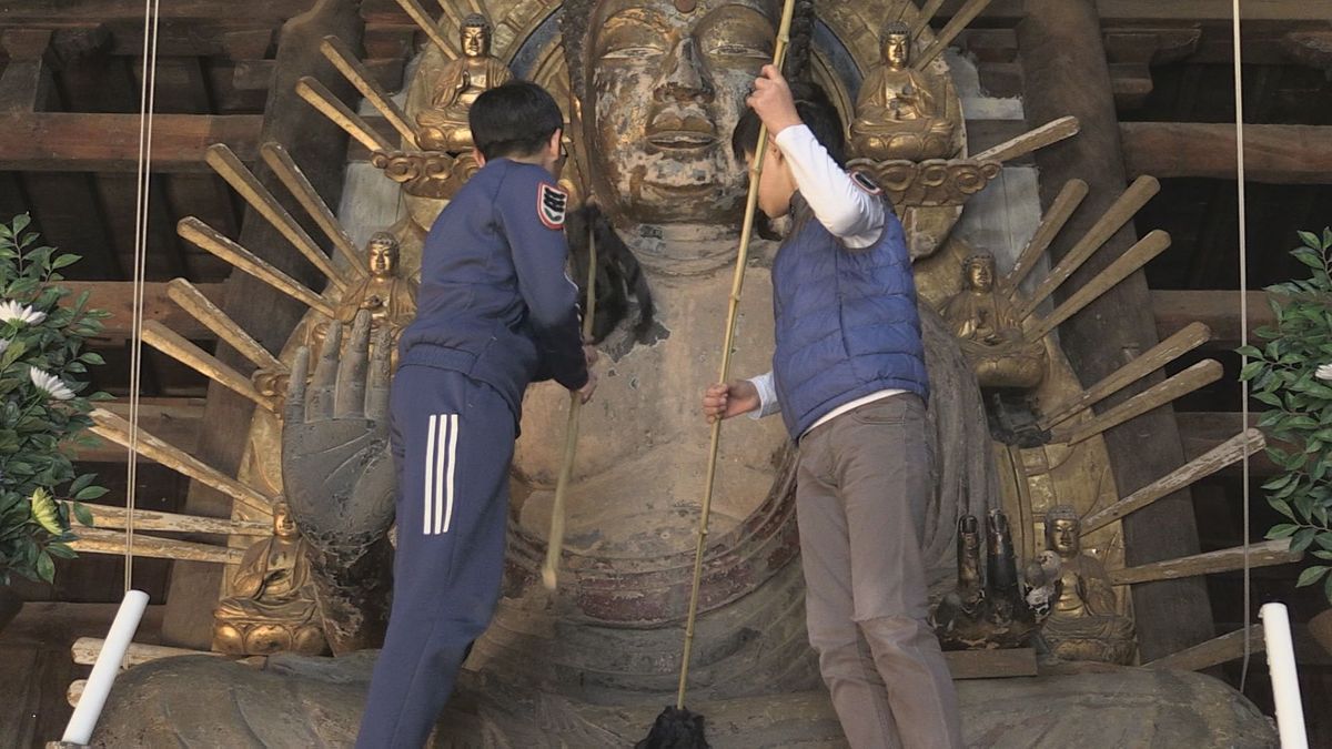 小浜市・国分寺で子どもたちが年末恒例“すす払い”　地域の宝である文化財に愛着を深める