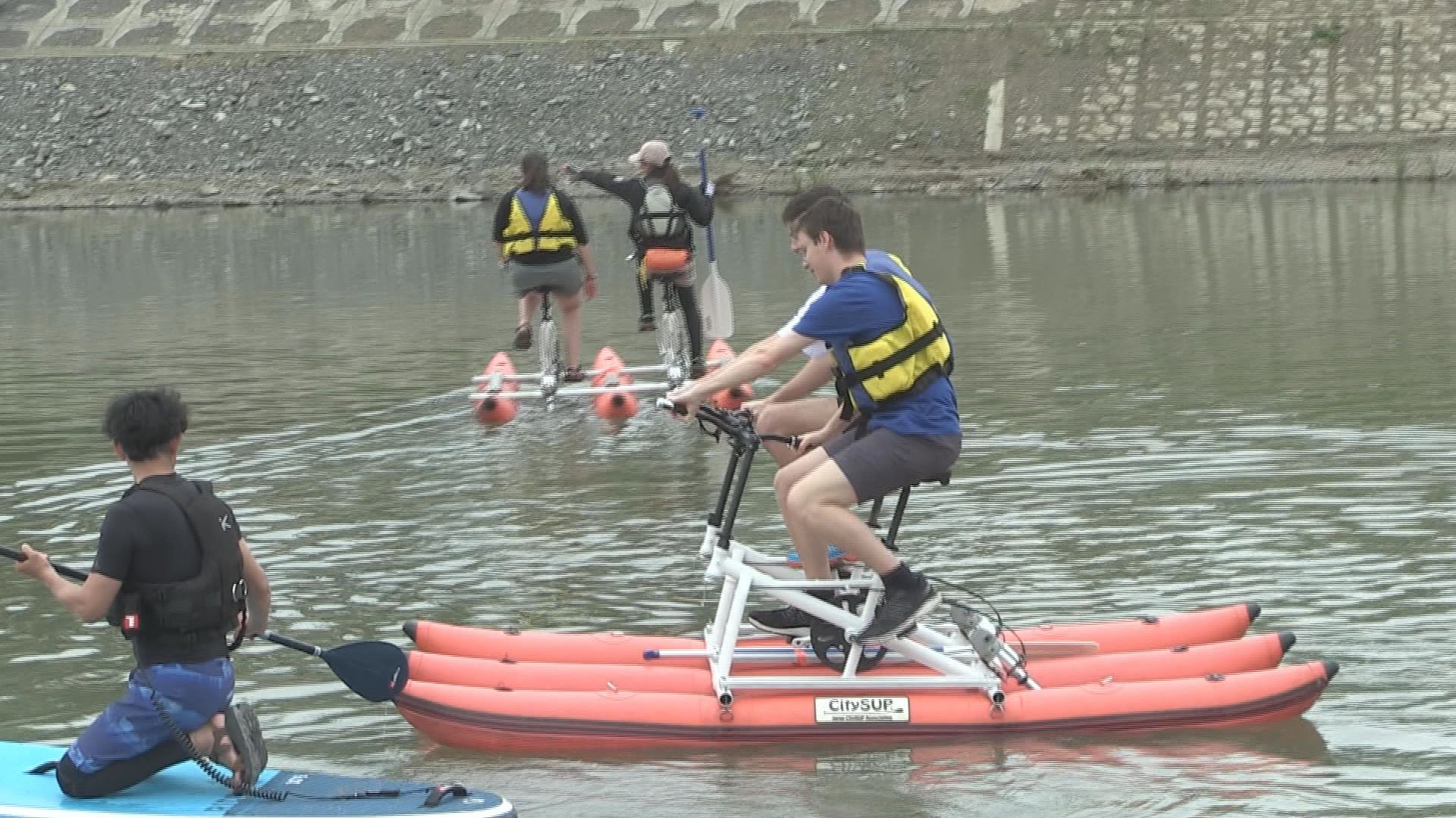 水上アクティビティ満喫　水上自転車やSUP体験　福井市･足羽川「ヨリバ」で初開催
