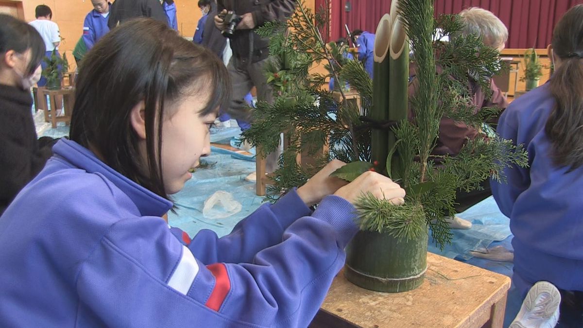 ミニ門松で新年準備 地元の材料で児童が手作り  あわら市･細呂木小学校